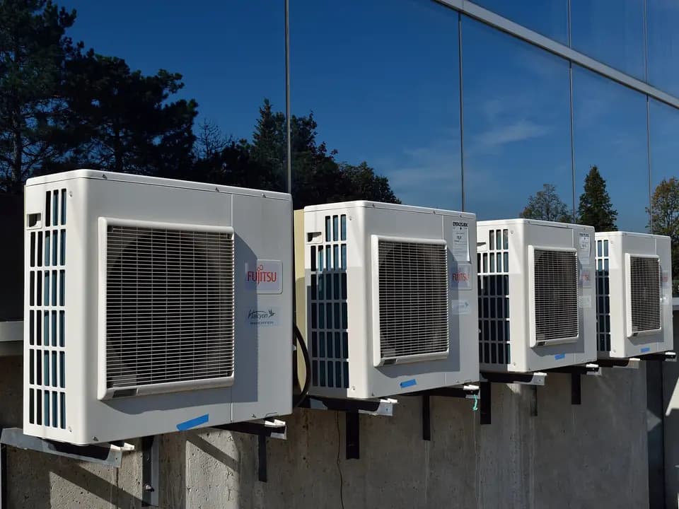 Deretan unit outdoor AC terpasang di dinding gedung