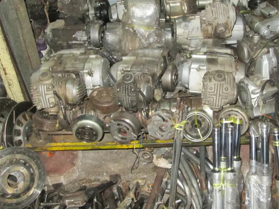 Mesin, cakram rem, dan shock motor bekas di toko onderdil