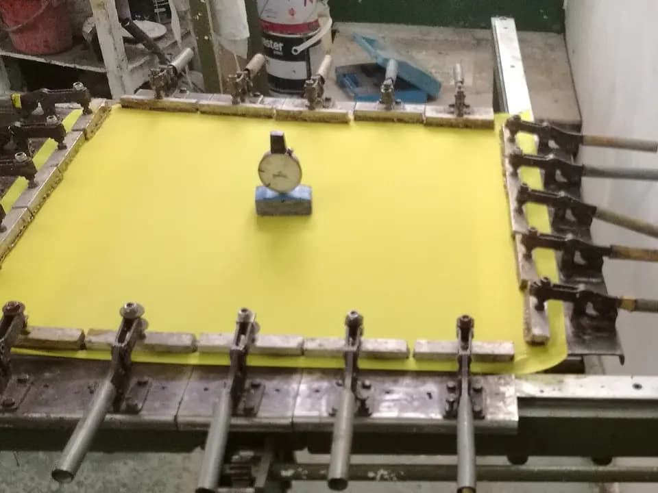 Meja peregang screen sablon dengan kain screen kuning
